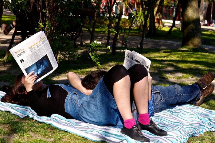 Reading the newspaper in a Saturday afternoon by Pedro Ribeiro Simões, licence CC BY 2.0