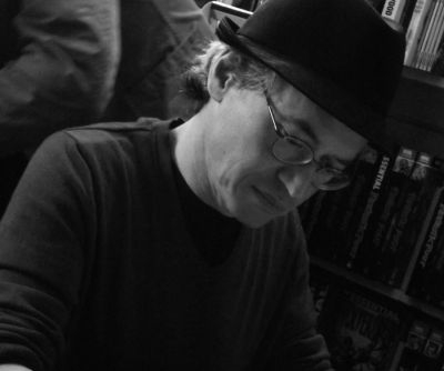 Picture: Chris Ware & Joe Sacco signing Forbidden Planet Edinburgh 03 by byronv2, license CC BY-NC 2.0, cropped