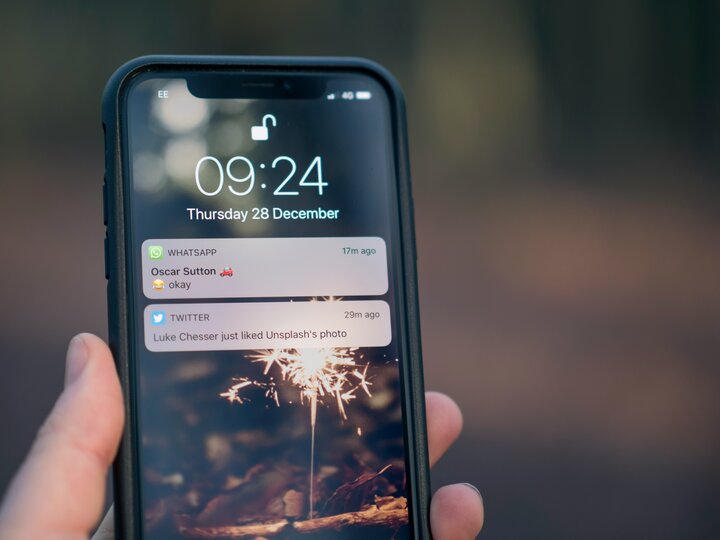 Pushing and Pulling: How News Organizations Frame Push Notifications to Capture Audience Attention