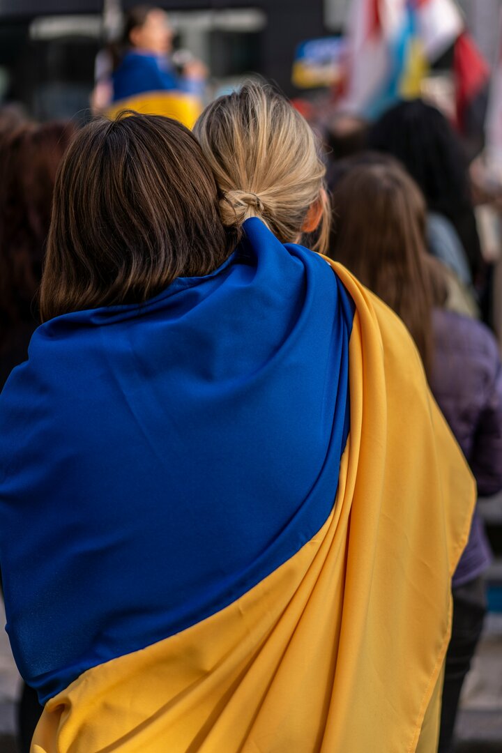 Framing the Ukrainian refugee crisis: A cross-country media analysis during the early Russia-Ukraine conflict